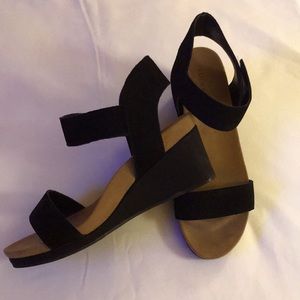 Women’s wedge sandals.